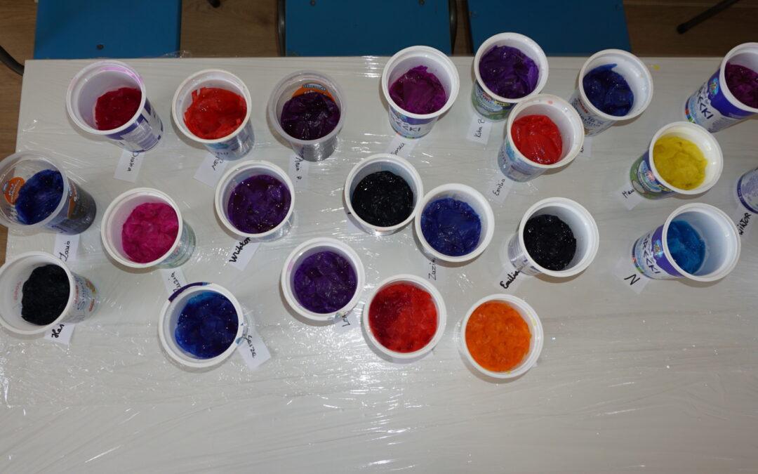 Dziuraki kraszą jajka