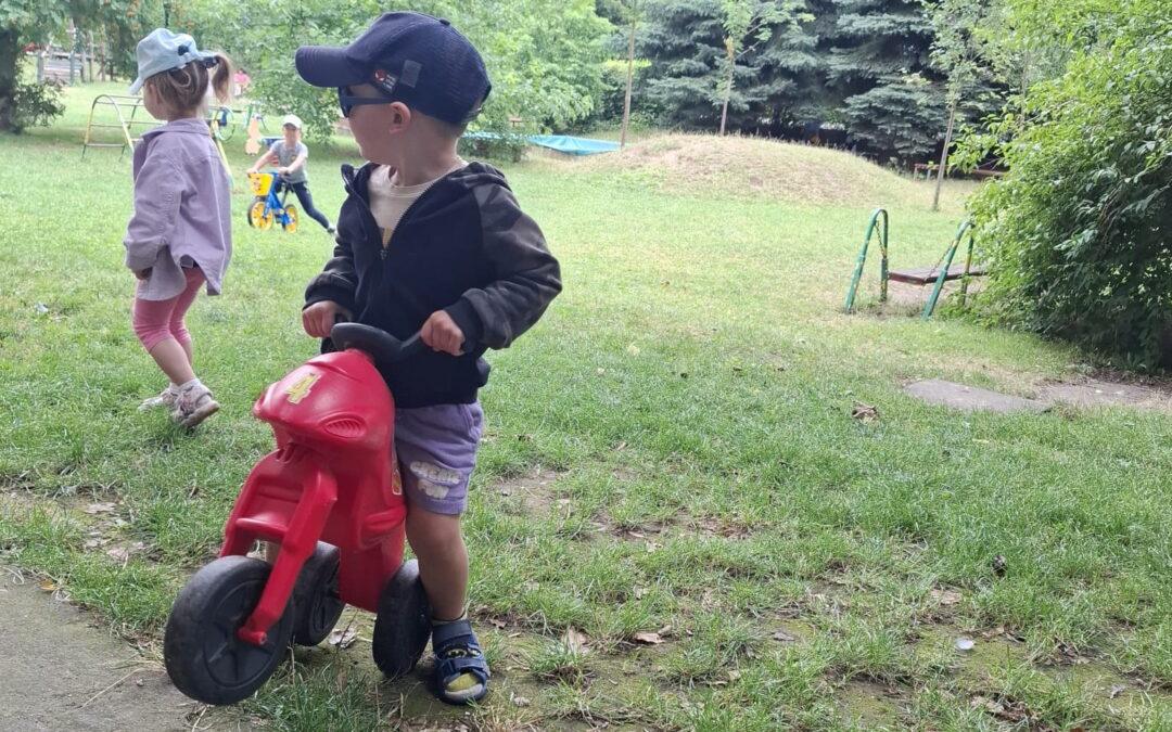 Zabawy w ogrodzie na kółkach